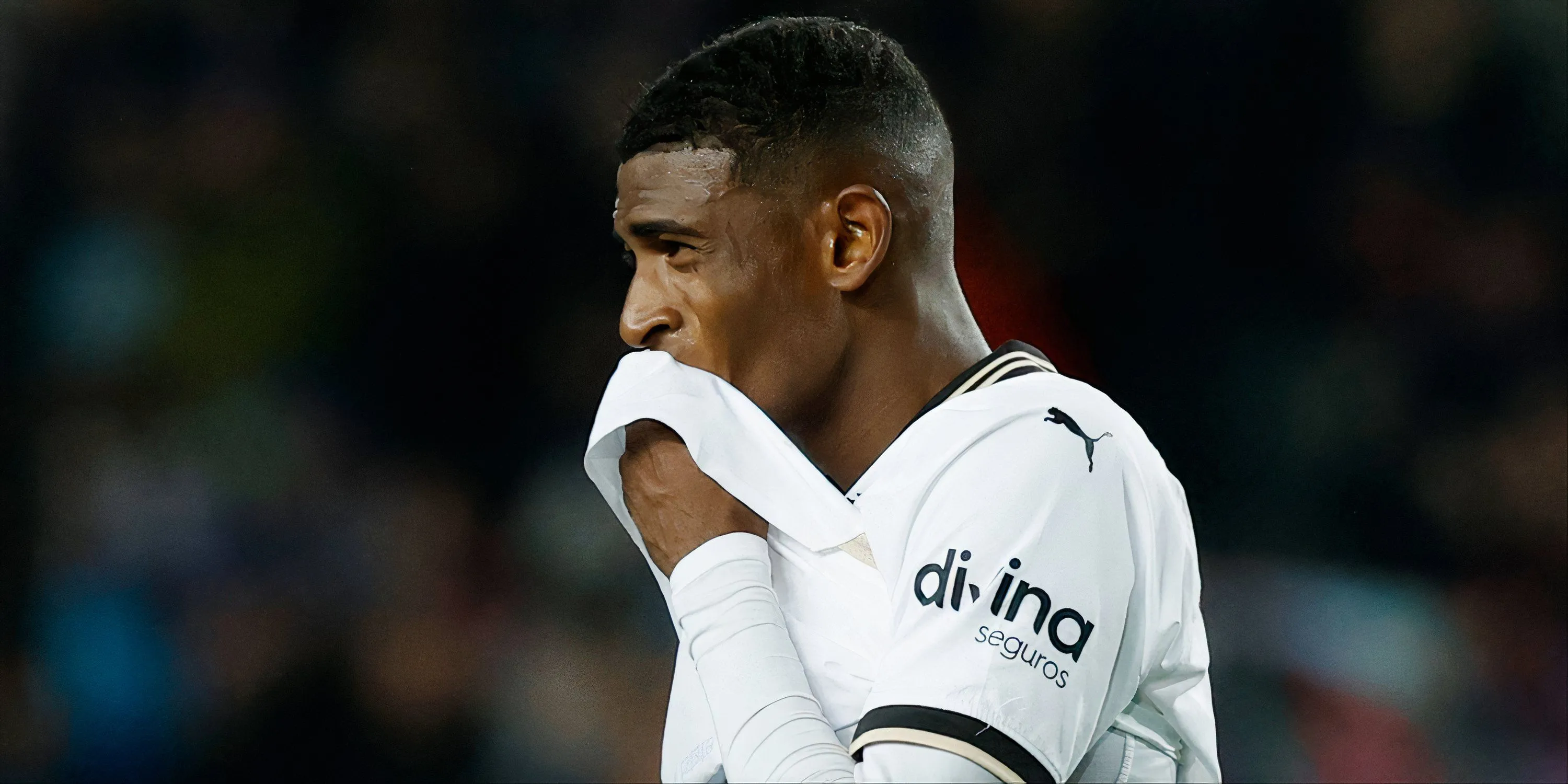 Cristhian Mosquera, trung vệ trẻ từ Valencia, gia nhập Arsenal, tăng cường chiều sâu phòng ngự.