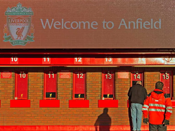 Cửa bán vé Liverpool FC tại Anfield, nơi bắt đầu hành trình trải nghiệm trận đấu Ngoại hạng Anh.