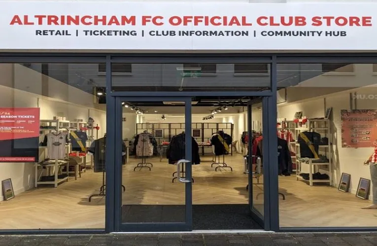Cửa hàng câu lạc bộ (Club Shop) của Altrincham FC tại sân J Davidson Stadium, nơi lưu giữ tinh thần &quot;Robins&quot; và những kỷ vật bóng đá Anh.