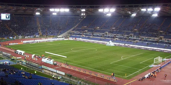 Dãy ghế trống lặng lẽ tại Stadio Olimpico, chờ đợi khoảnh khắc bùng nổ của cổ động viên Lazio và AS Roma.