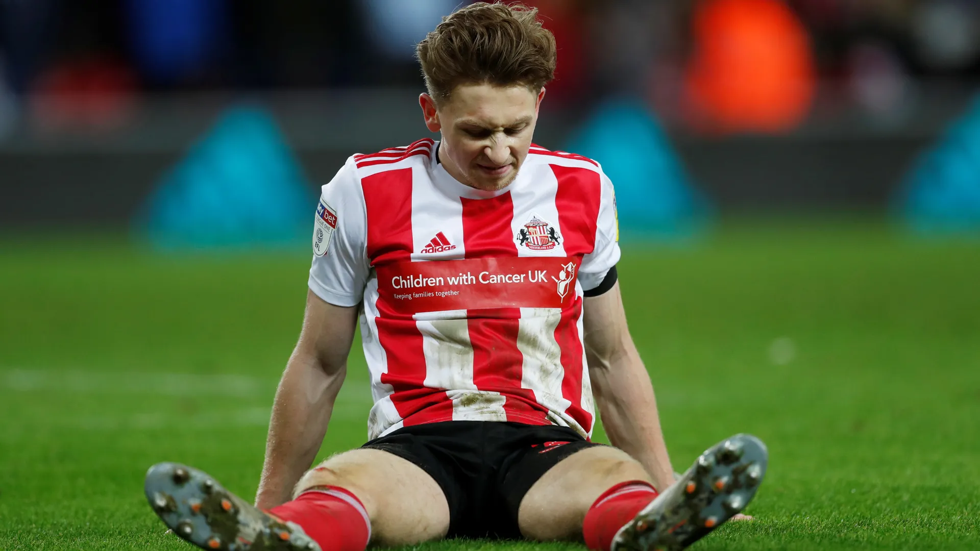 Denver Hume bứt tốc bên hành lang cánh trái cho Grimsby Town