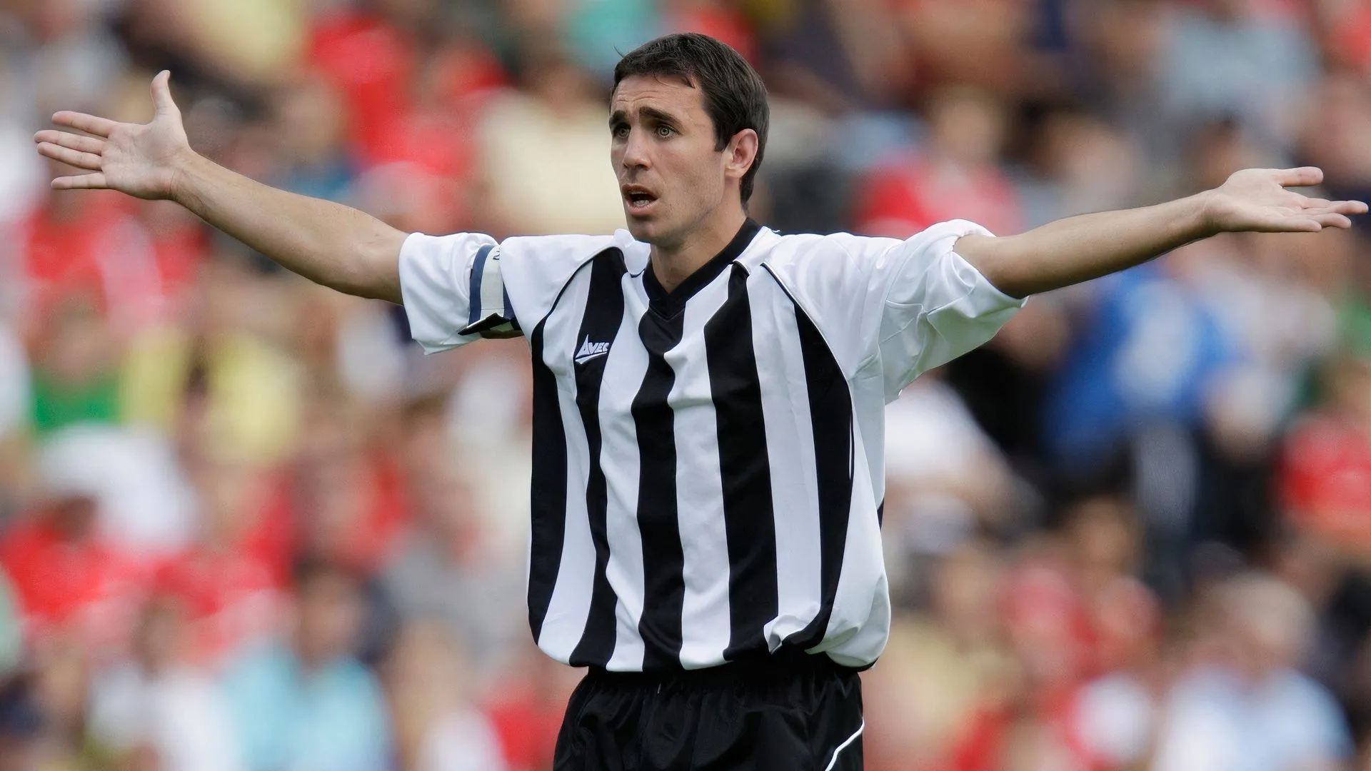 Đội trưởng John Thompson trong màu áo sọc đen trắng Notts County tại giải bóng đá Anh