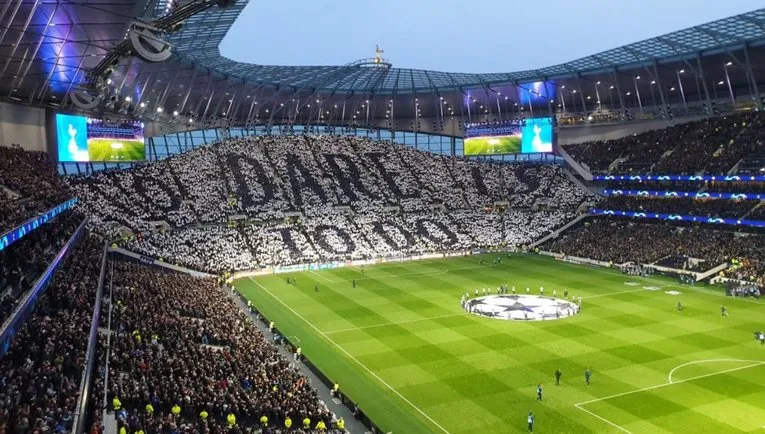 Dòng chữ &quot;Dare to Dream&quot; trên sân Tottenham Hotspur, một lời nhắc nhở về khát vọng