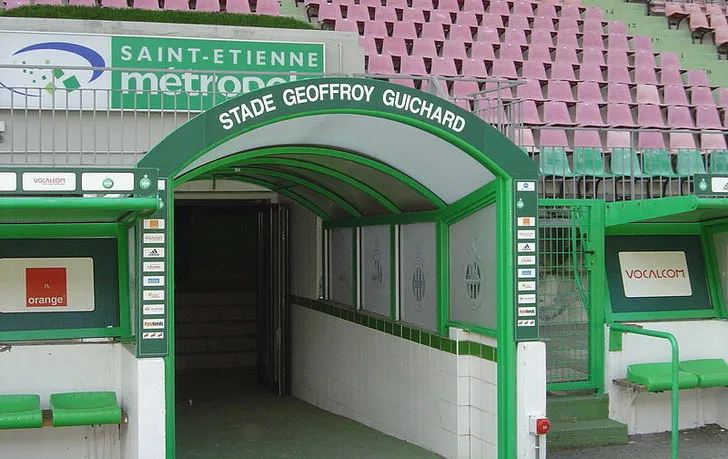Đường hầm dẫn ra sân tại Stade Geoffroy-Guichard, nơi các cầu thủ AS Saint-Étienne bước ra đón chào không khí &quot;Địa ngục xanh&quot;.