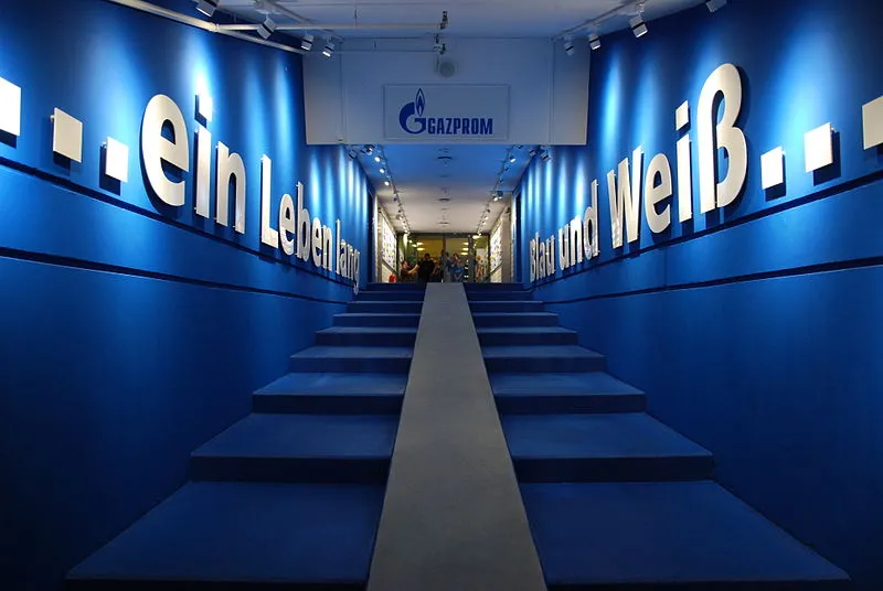 Đường hầm dẫn ra sân Veltins-Arena, nơi khởi đầu những bước chân huyền thoại và giấc mơ của các cầu thủ Schalke 04
