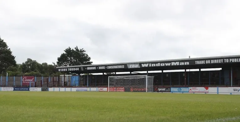 Góc khán đài dành cho cổ động viên đội khách tại Bob Lucas Stadium, Weymouth