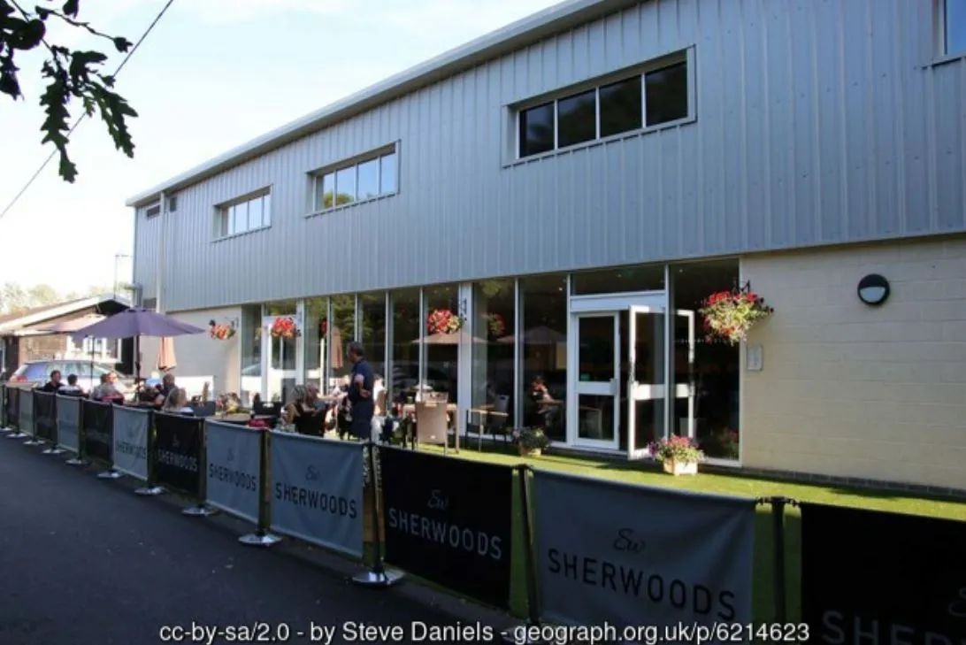 Góc khán đài Shed End tại sân Silverlake, nơi tiếng reo hò của CĐV Eastleigh vang vọng.