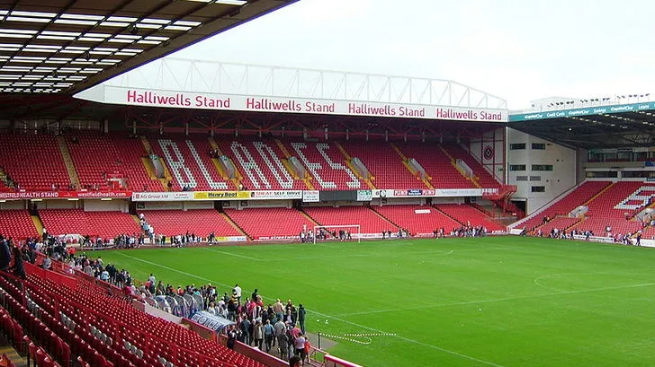 Góc nhìn bao quát các khán đài tại Bramall Lane, chứng nhân của bao trận cầu lịch sử