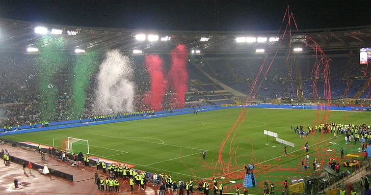 Góc nhìn bao quát từ khán đài Stadio Olimpico, sân cỏ xanh mướt chờ đợi những khoảnh khắc lịch sử của bóng đá Italy.