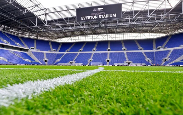 Góc nhìn cận cảnh khán đài bên trong sân vận động Hill Dickinson Stadium, nơi từng chỗ ngồi đều hướng về trái tim bóng đá.