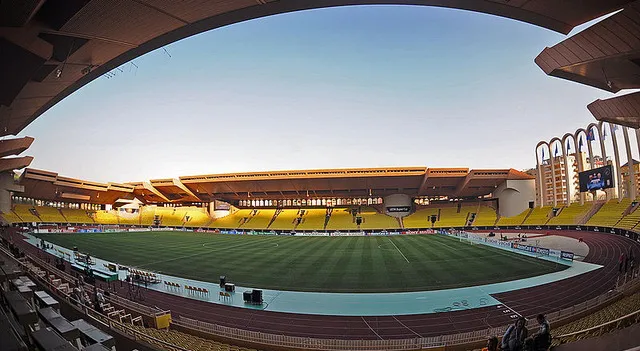 Góc nhìn cận cảnh khán đài và mặt cỏ xanh mướt của sân Stade Louis II, nơi diễn ra các trận cầu đỉnh cao của AS Monaco tại Ligue 1.