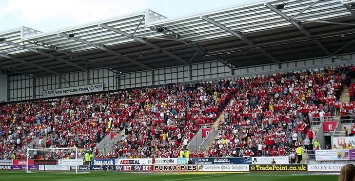 Góc nhìn cận cảnh một khán đài tại New York Stadium, nơi CĐV Rotherham United hòa mình vào nhịp đập trận đấu