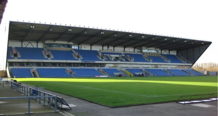 Góc nhìn khán đài Nam (South Stand) của sân vận động Kassam, nơi đón bình minh mỗi trận đấu