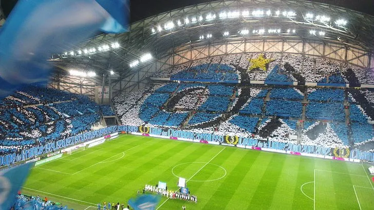 Góc nhìn mênh mông từ khán đài Stade Velodrome, nơi cảm xúc bùng nổ mỗi trận đấu.