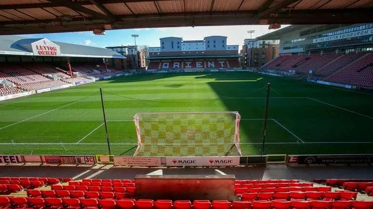 Góc nhìn rộng từ khán đài về sân cỏ Brisbane Road, nơi những trận cầu Leyton Orient diễn ra