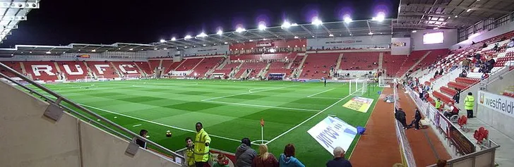 Góc nhìn toàn cảnh bên trong New York Stadium, cho thấy các khán đài và mặt cỏ xanh mướt của sân nhà Rotherham United