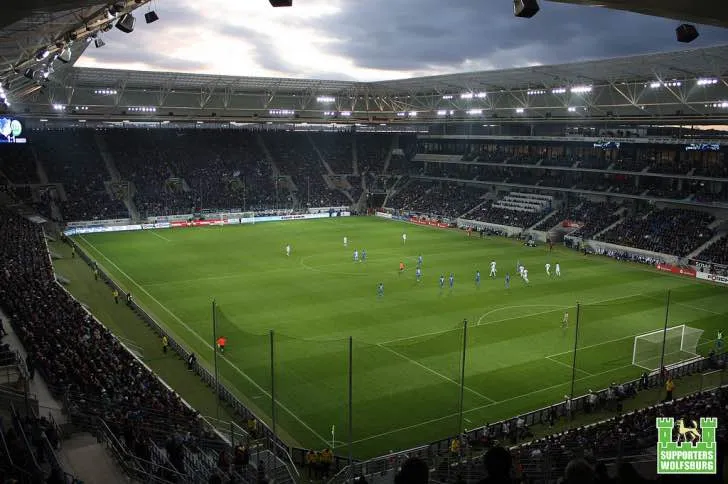 Góc nhìn toàn cảnh sân Rhein-Neckar-Arena từ khán đài góc, mang đến cái nhìn bao quát về kiến trúc sân.