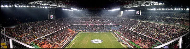 Góc nhìn toàn cảnh sân San Siro từ trên cao, một biển người hòa mình vào không khí cuồng nhiệt của một trận đấu Serie A.