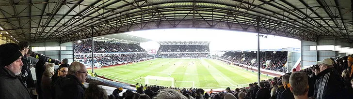Góc nhìn toàn cảnh từ khán đài, nơi nhịp đập của Turf Moor vang vọng