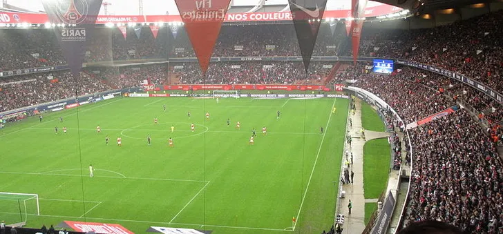 Góc nhìn toàn cảnh từ khán đài xuống sân cỏ Parc des Princes
