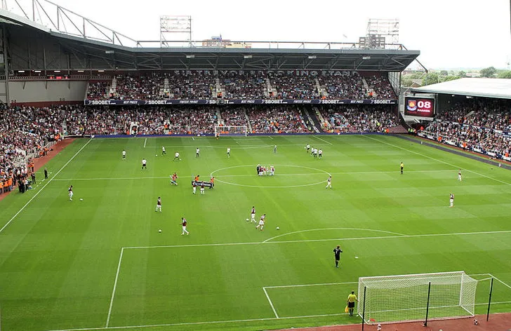 Góc nhìn toàn cảnh từ khán đài xuống thảm cỏ sân Boleyn Ground, Upton Park