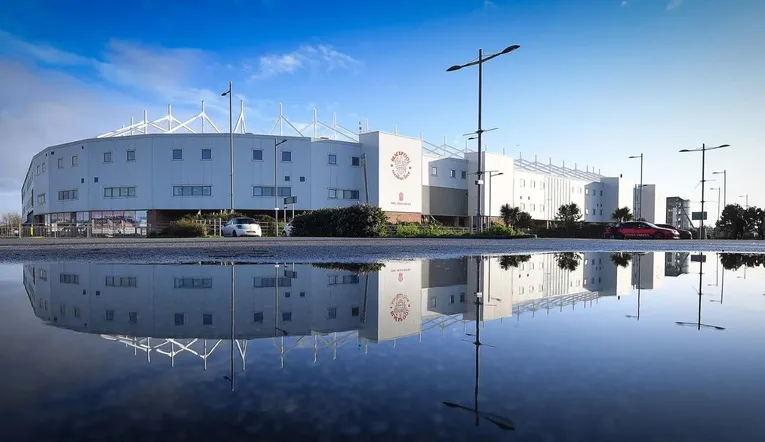 Góc nhìn tổng thể bên ngoài sân vận động Bloomfield Road