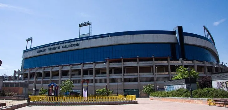Góc nhìn tổng thể sân Vicente Calderón, kiến trúc độc đáo hiện lên trong ánh sáng chiều.