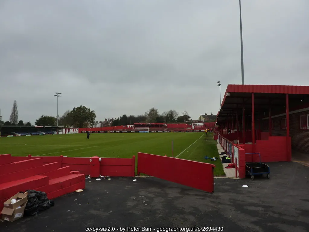Góc nhìn từ đường biên sân Impact Arena, chứng nhân của những trận cầu bình dị tại Alfreton Town