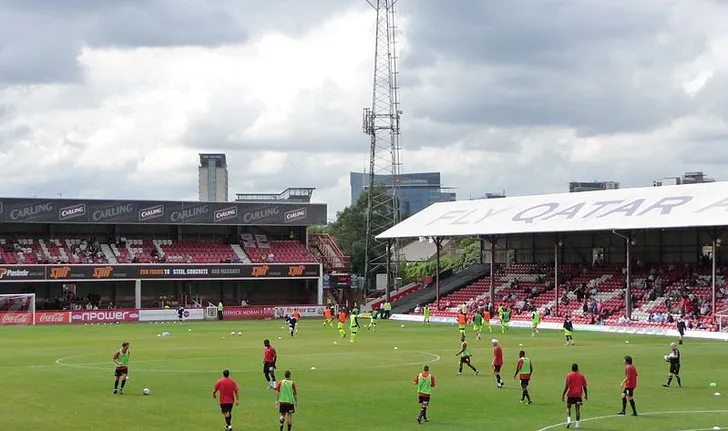 Góc nhìn từ khán đài bên trong sân Griffin Park