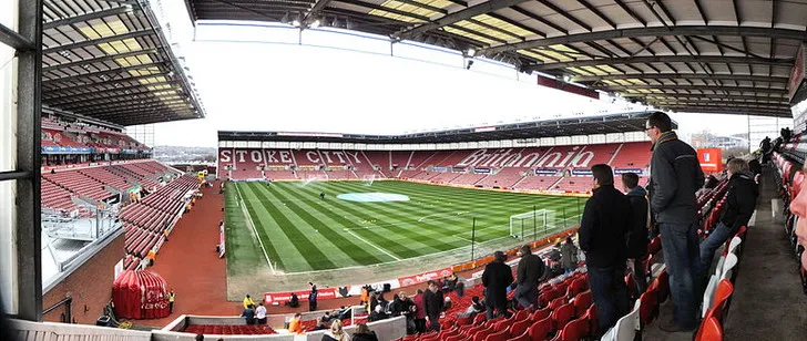 Góc nhìn từ khán đài Bet365 Stadium, nơi những cảm xúc bóng đá thăng hoa