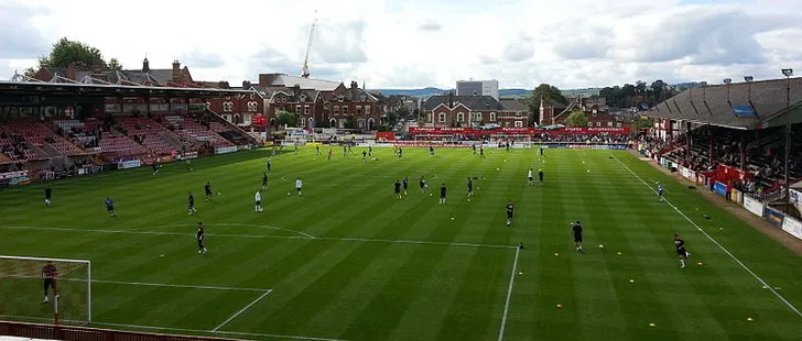 Góc nhìn từ khán đài Big Bank, nơi trái tim cổ động viên Exeter City cùng chung nhịp đập.