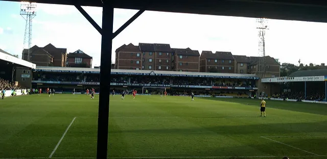 Góc nhìn từ khán đài chính tại sân Roots Hall, nơi cảm xúc bóng đá đọng lại
