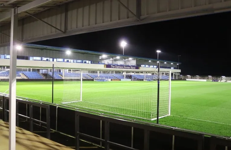Góc nhìn từ khán đài Damson Park, nơi người hâm mộ Solihull Moors hòa mình vào từng khoảnh khắc