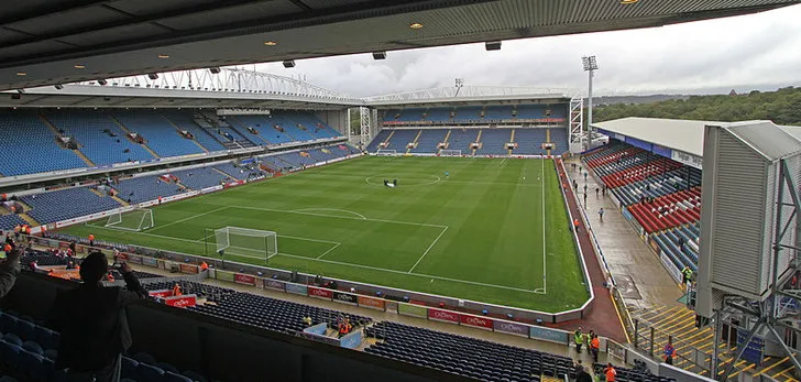 Góc nhìn từ khán đài Ewood Park, nơi người hâm mộ Blackburn Rovers đã cùng nhau chứng kiến biết bao thăng trầm của câu lạc bộ.