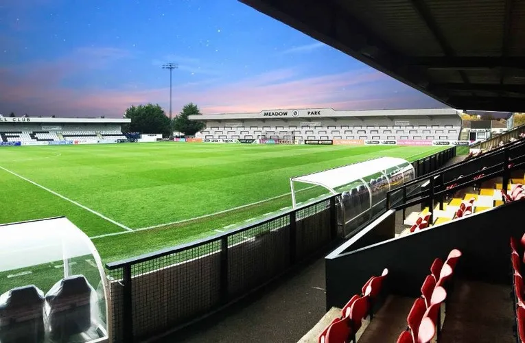 Góc nhìn từ khán đài Meadow Park, nơi cảm xúc lắng đọng qua từng pha bóng của CLB Boreham Wood