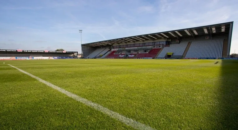 Góc nhìn từ khán đài ra sân cỏ Mazuma Mobile Stadium, nơi chứng kiến bao khoảnh khắc thăng trầm của Morecambe FC