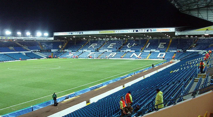 Góc nhìn từ khán đài sân Elland Road, nơi người hâm mộ Leeds United dõi theo từng khoảnh khắc trận đấu.