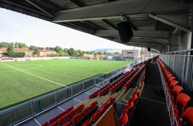 Góc nhìn từ khán đài sân Meadowbank, nơi thời gian dường như chậm lại.