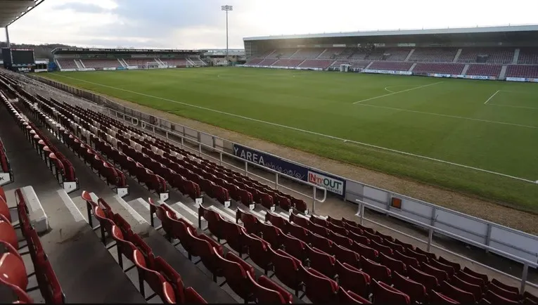 Góc nhìn từ khán đài sân Sixfields, nơi người hâm mộ dõi theo trận đấu