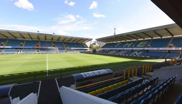 Góc nhìn từ khán đài sân The Den, nơi những trận cầu kịch tính của Millwall diễn ra.