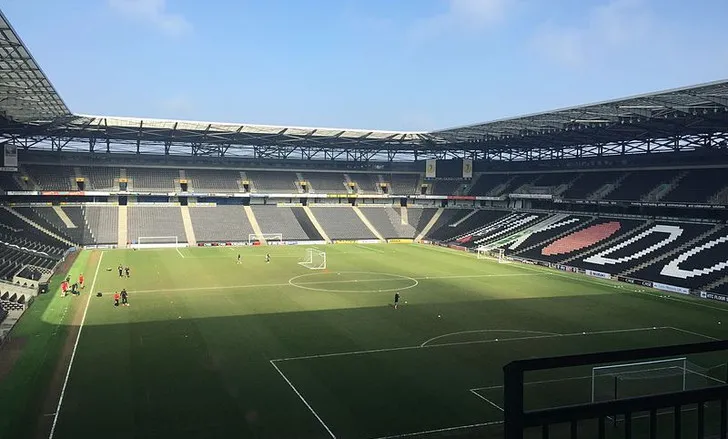 Góc nhìn từ khán đài Stadium MK, bao quát toàn cảnh sân cỏ và các hàng ghế