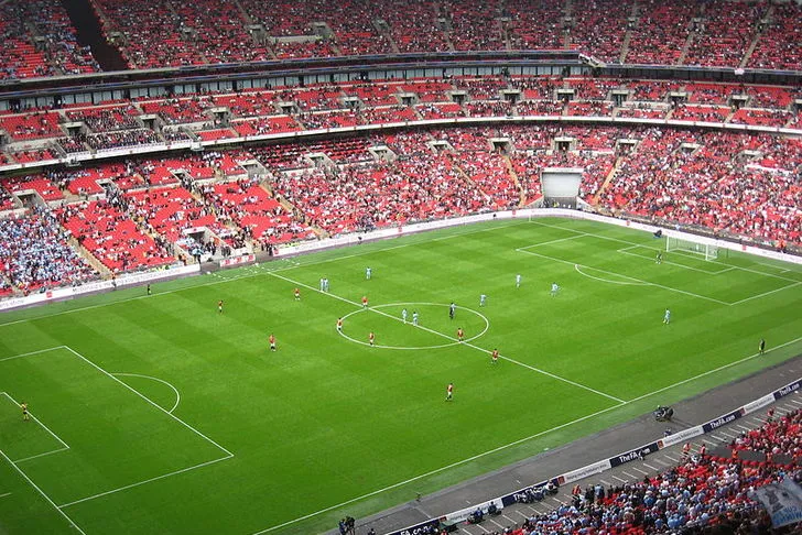 Góc nhìn từ khán đài Wembley, bao quát toàn bộ mặt sân cỏ xanh mướt