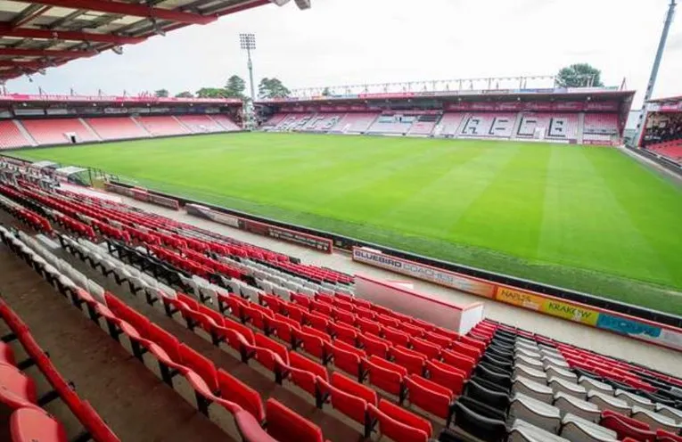 Góc nhìn từ khán đài xuống mặt cỏ xanh mướt của Vitality Stadium, sẵn sàng cho cuộc chiến.