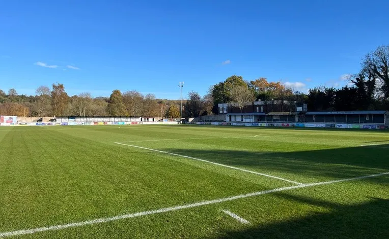 Góc nhìn từ khán đài xuống sân bóng The Meadow của Chesham United