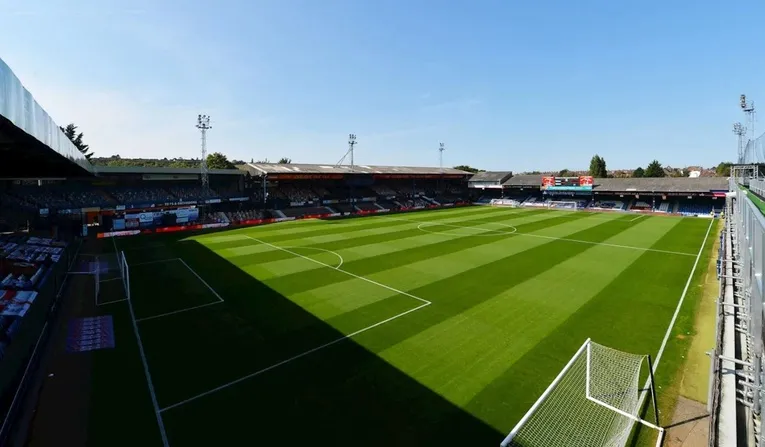 Góc nhìn từ khán đài xuống sân cỏ Kenilworth Road, nơi những trận đấu lịch sử của Luton Town diễn ra
