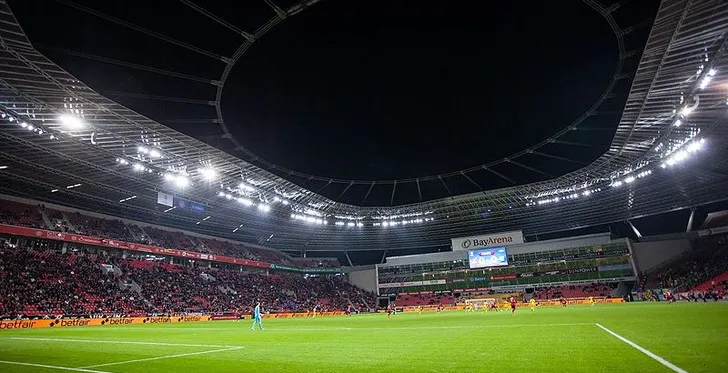 Góc nhìn từ mặt sân BayArena, bãi cỏ xanh ngắt chờ đợi những bước chân lặng lẽ.