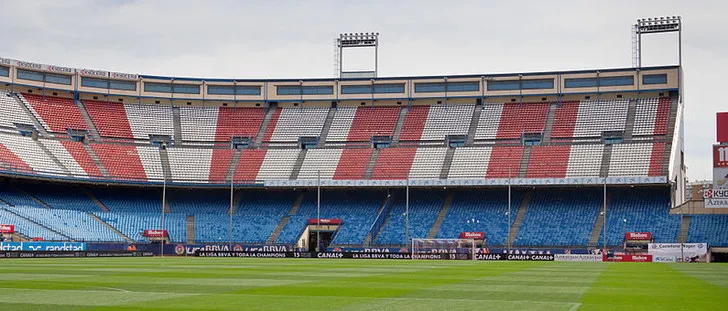 Góc nhìn từ mặt sân Vicente Calderón, nơi các cầu thủ đã từng đứng và cảm nhận hơi thở của khán đài.