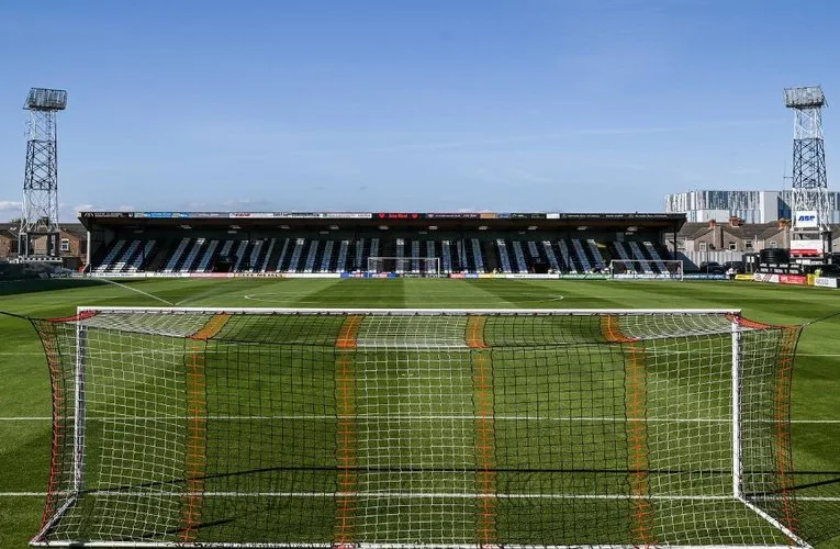 Góc nhìn từ sau khung thành tại Blundell Park, một phần không thể thiếu của sân vận động Grimsby Town