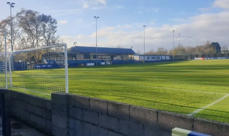 Góc nhìn từ sau khung thành tại sân Hardenhuish Park, Chippenham Town