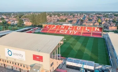 Góc nhìn từ trên cao Sân vận động Sincil Bank, nơi lịch sử và hiện tại đan xen dưới bóng nhà thờ Lincoln